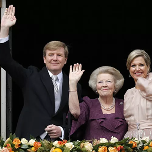 Máxima y Guillermo Alejandro, los nuevos Reyes de Holanda, junto a la Princesa Beatriz tras su abdicación, en el Palacio Real de la Dam Square de Amsterdam, ©telva.com