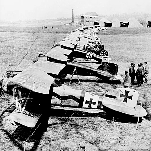 Albatros D.III alemanes estacionados en fila en La Brayelle (Francia), ©German official photographer, Wikimedia Commons