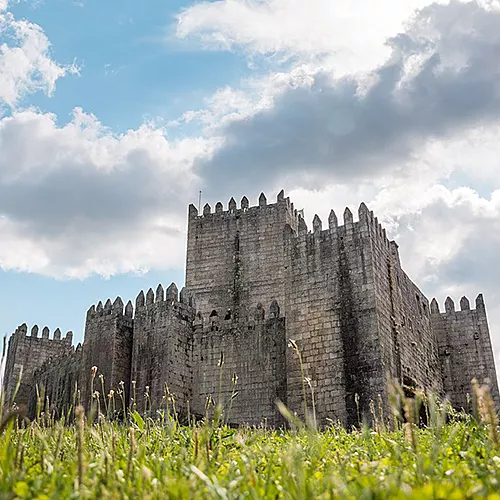 Castillo de Guimarães, Portugal, ©RaquelRosa7, Wikimedia Commons