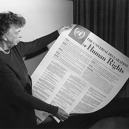 Eleanor Roosevelt con una copia de la Declaración Universal de los Derechos Humanos, ©FDR Presidential Library & Museum, Wikimedia Commons