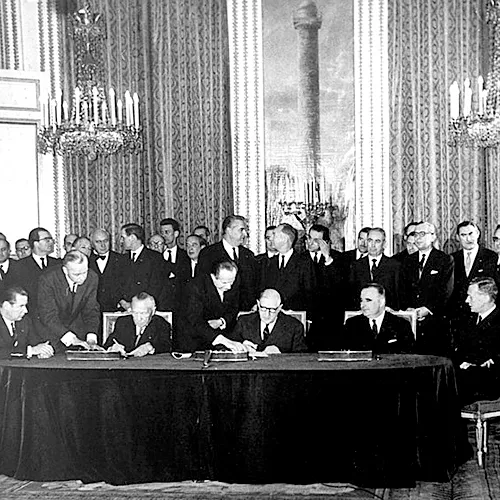 Firma del Tratado del Elíseo en 1963, ©German Federal Archives, Wikimedia Commons