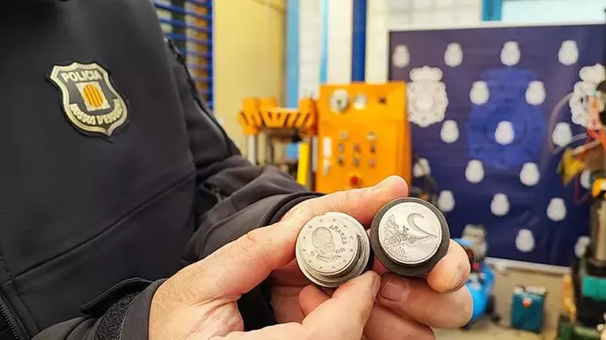 Con troqueles como estos, fabricaban 1.000 monedas al día. Fuente: Mossos d'Esquadra