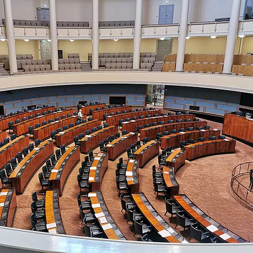 Sala de sesiones del Parlamento de Finlandia (Helsinki), ©Zache, Wikimedia Commons