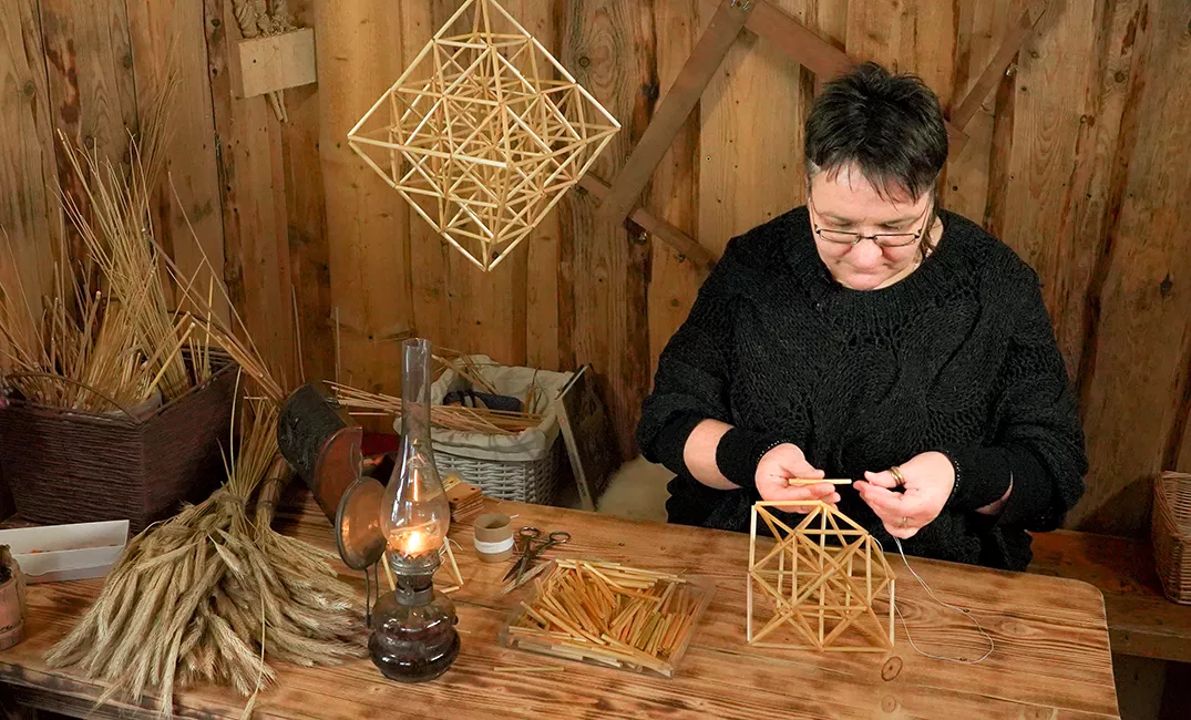 Fabricación de Sodai, adornos decorativos de paja, en Lituania. Foto de Loreta Sungailienė. ©Lithuanian National Culture Centre, Archive, 2021