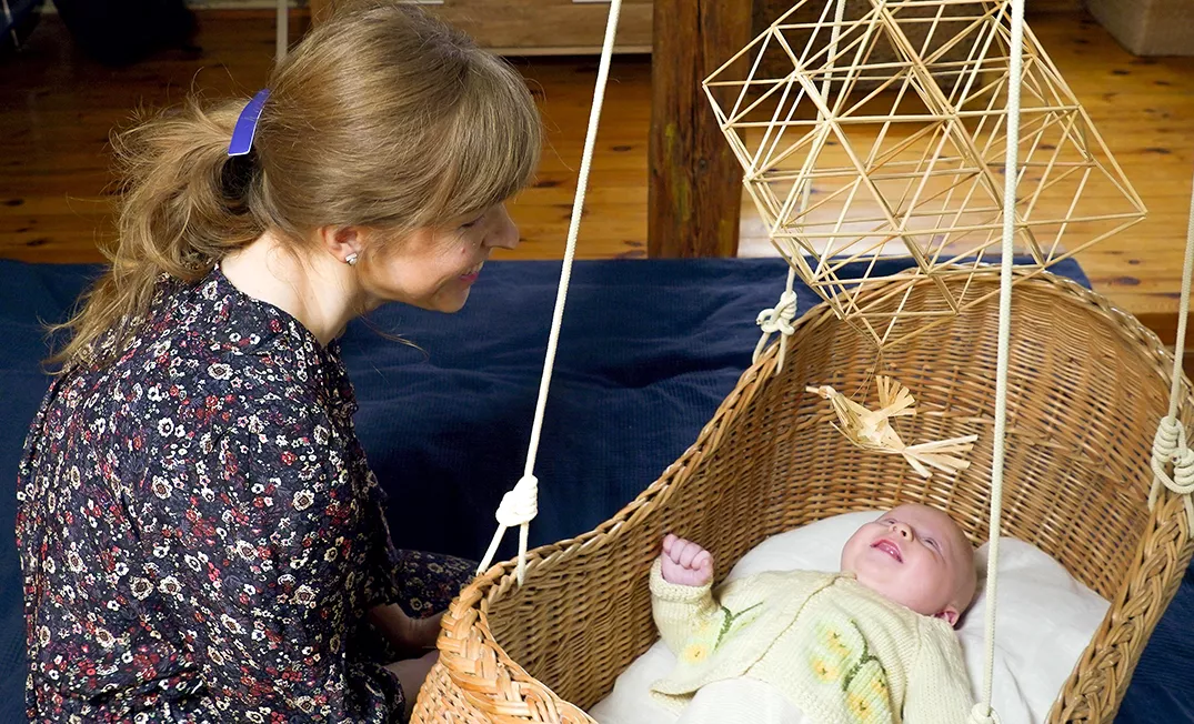 Se cuelgan Sodai, adornos decorativos de paja, sobre las cunas de los bebés. Foto de Loreta Sungailienė. ©Lithuanian National Culture Centre, Archive, 2021