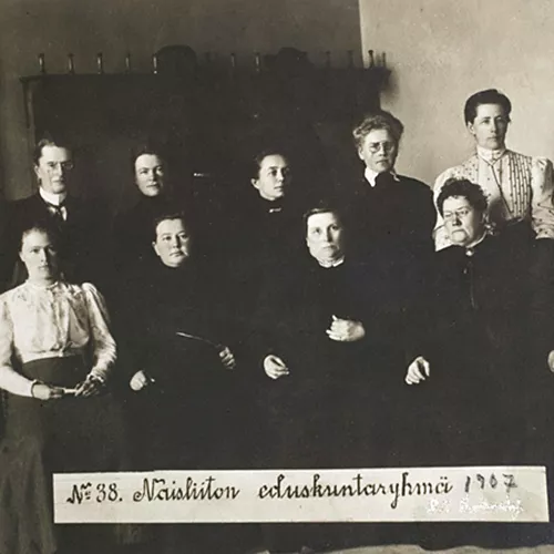 Nueve de las 19 mujeres elegidas al parlamento finlandés en 1907, Autor desconocido, Wikimedia Commons