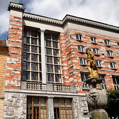 Ventanal de la sala de lectura de la Biblioteca Nacional y Universitaria de Eslovenia, © Viator, Inc.